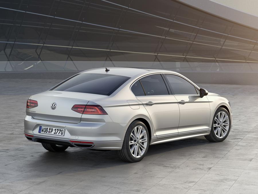  Volkswagen Passat R-Line 2015 года  (фото 2 из 3)